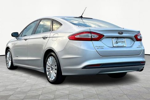 Used 2015 Ford Fusion SE image 4