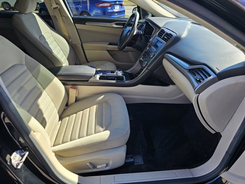 Used 2017 Ford Fusion SE image 10