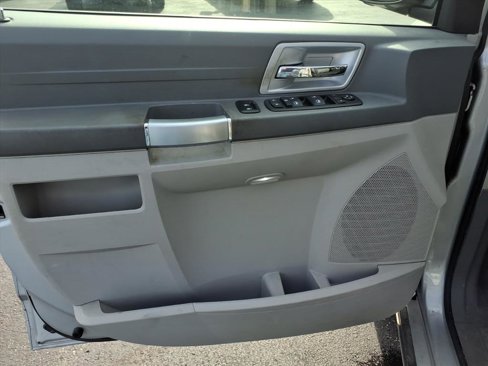 Used 2008 Chrysler Town & Country Touring image 17