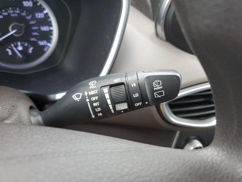 Used 2020 Hyundai Santa Fe SE image 11