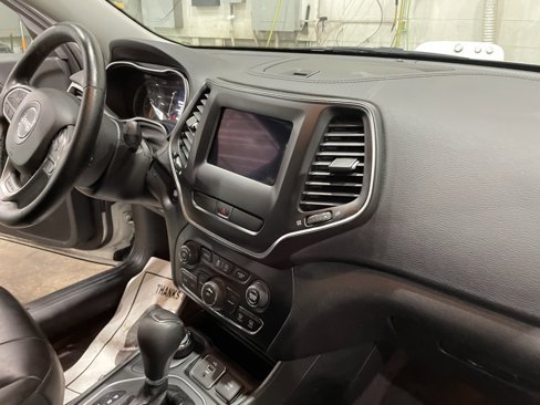 Used 2019 Jeep Cherokee Latitude Plus w/ Cold Weather Group image 13