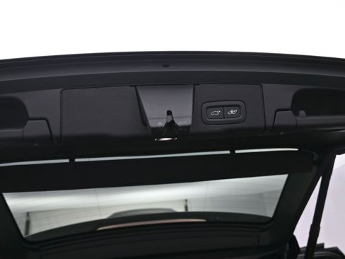 Certified 2023 Volvo XC60 B5 Ultimate w/ Protection Package Premier image 33