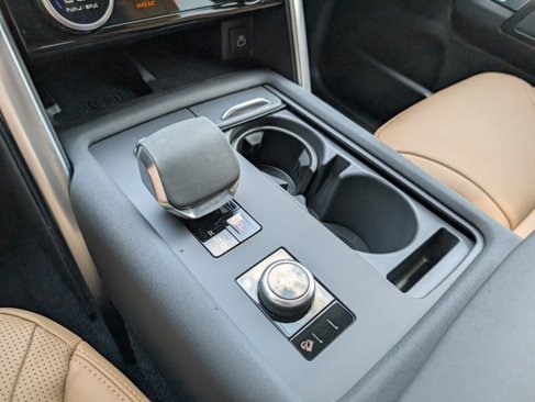 Certified 2024 Land Rover Discovery Dynamic SE image 17