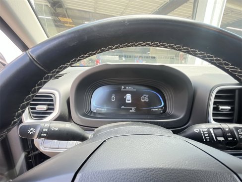 Used 2024 Hyundai Venue SEL image 15