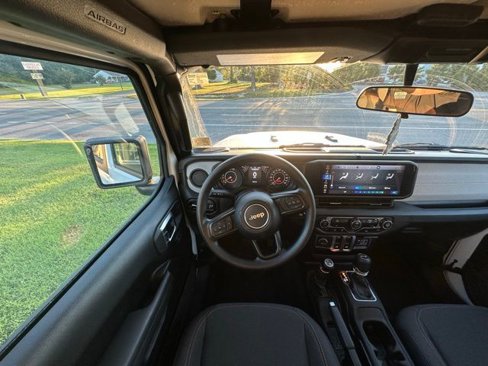 Used 2025 Jeep Wrangler Sport image 13