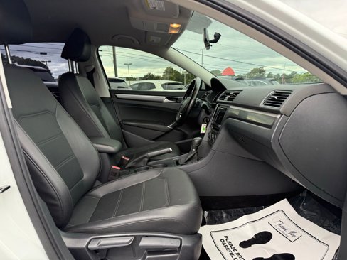 Used 2018 Volkswagen Passat 2.0T R-Line image 35