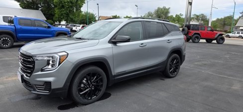 Used 2024 GMC Terrain SLE w/ Driver Convenience Package image 3