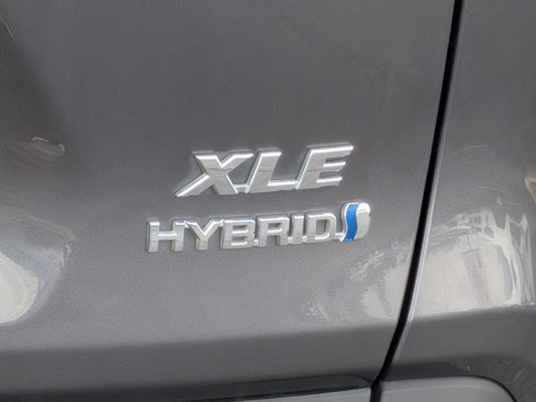 Used 2021 Toyota RAV4 XLE image 10