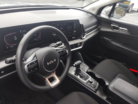 Used 2023 Kia Sportage LX image 9