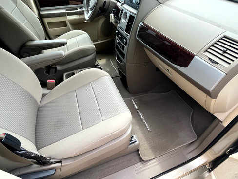 Used 2010 Chrysler Town & Country Touring image 58