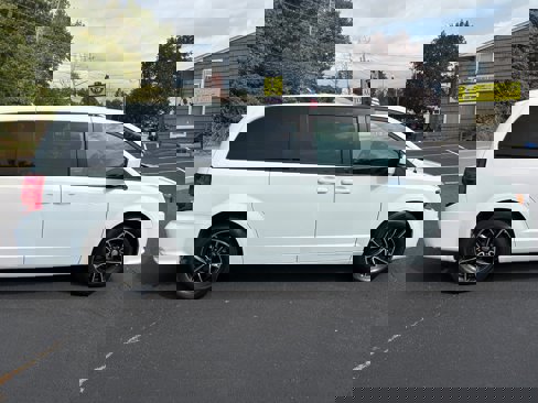 Used 2018 Dodge Grand Caravan SE image 4