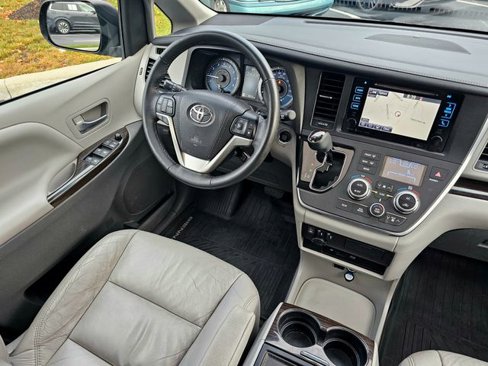 Used 2017 Toyota Sienna XLE Premium image 31