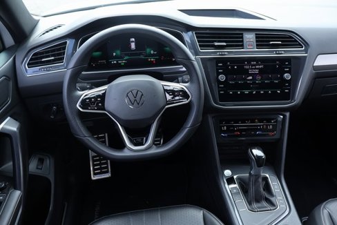 Used 2022 Volkswagen Tiguan SE R-Line image 15