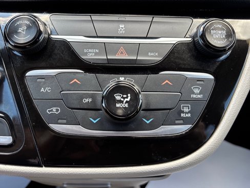 Used 2017 Chrysler Pacifica LX image 37