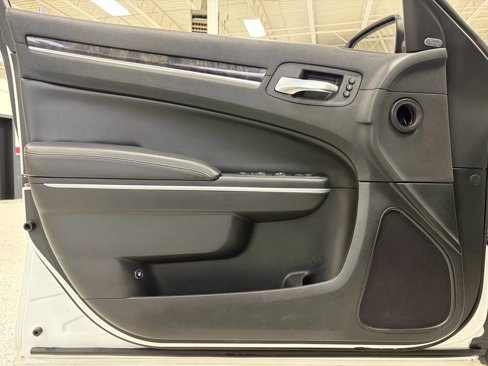 Used 2019 Chrysler 300 Limited image 19