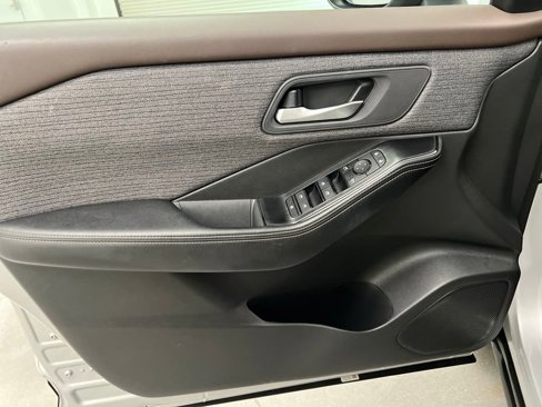 Used 2023 Nissan Rogue SV image 11