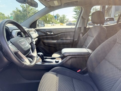 Used 2018 GMC Acadia SLE image 16