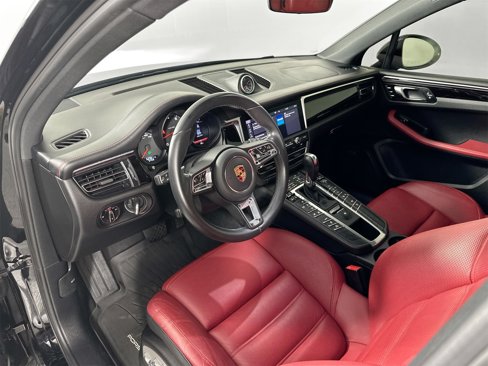 Certified 2020 Porsche Macan image 4