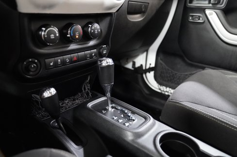 Used 2015 Jeep Wrangler Unlimited Sahara w/ Connectivity Group image 23