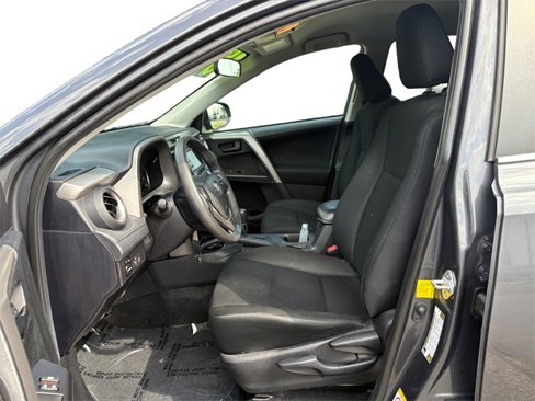 Used 2018 Toyota RAV4 LE image 9