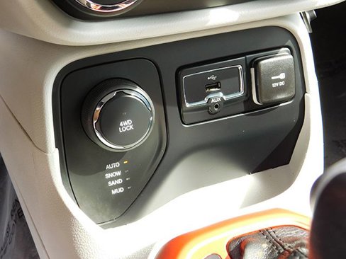 Used 2017 Jeep Renegade Limited image 22