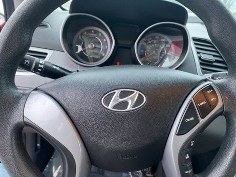 Used 2015 Hyundai Elantra SE image 12