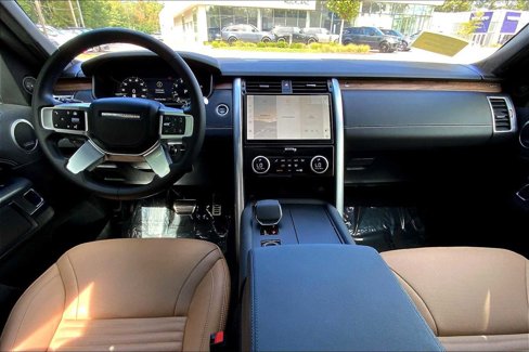 Used 2025 Land Rover Discovery Dynamic SE image 13