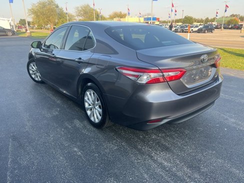 Used 2018 Toyota Camry LE image 6