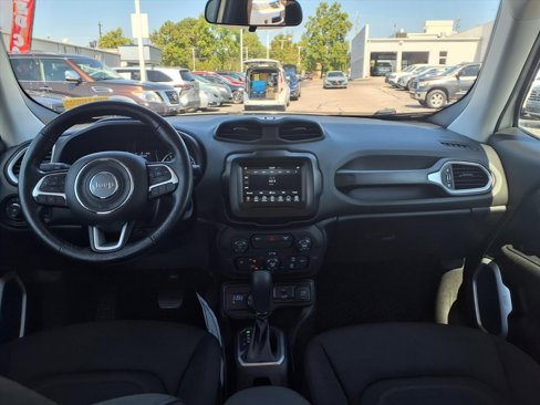 Used 2018 Jeep Renegade Latitude w/ Cold Weather Group image 9