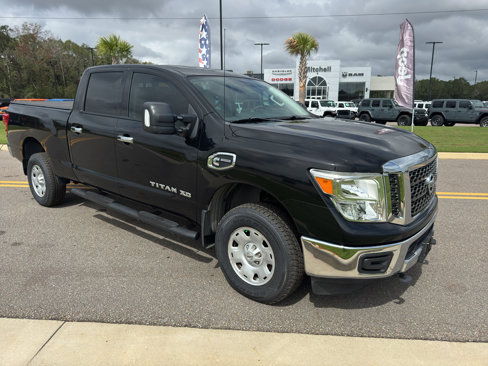 Used 2017 Nissan Titan SV image 2