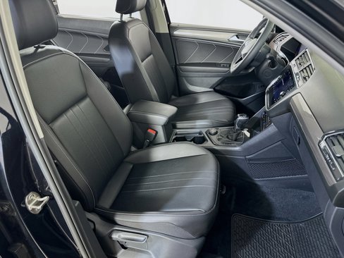 Used 2022 Volkswagen Tiguan SE w/ Panoramic Sunroof Package image 12