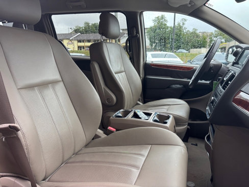 Used 2015 Chrysler Town & Country Touring-L image 11