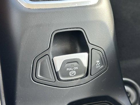 Used 2020 Jeep Renegade Latitude w/ Popular Equipment Group image 17