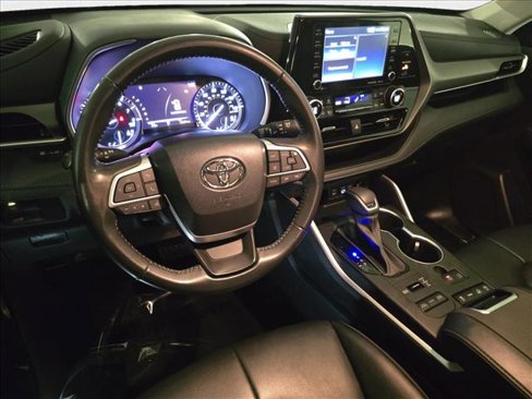 Used 2022 Toyota Highlander XLE image 18