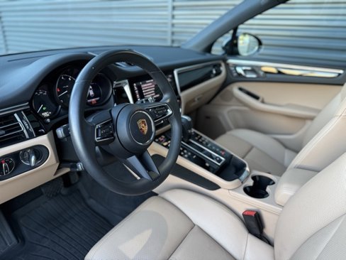 Certified 2025 Porsche Macan image 4