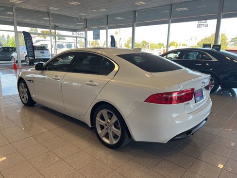 Used 2017 Jaguar XE Premium image 10