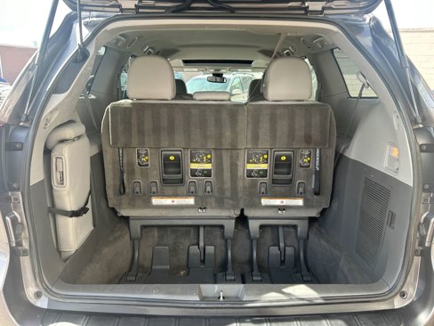 Used 2018 Toyota Sienna XLE image 34