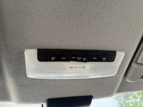 Used 2020 Nissan Kicks SR image 24