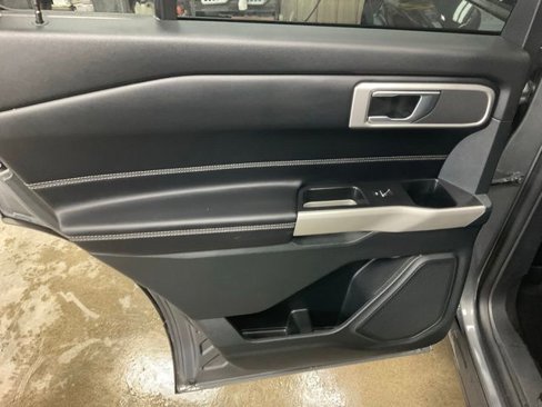 Used 2021 Ford Explorer XLT w/ Equipment Group 202A image 8