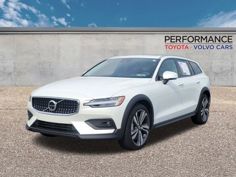 Certified 2025 Volvo V60 B5 Cross Country Plus w/ Protection Package Premier image 1
