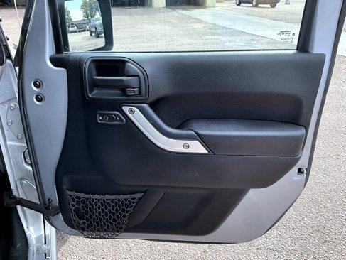 Used 2015 Jeep Wrangler Unlimited Rubicon w/ Connectivity Group image 17