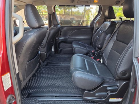 Used 2016 Toyota Sienna SE image 33