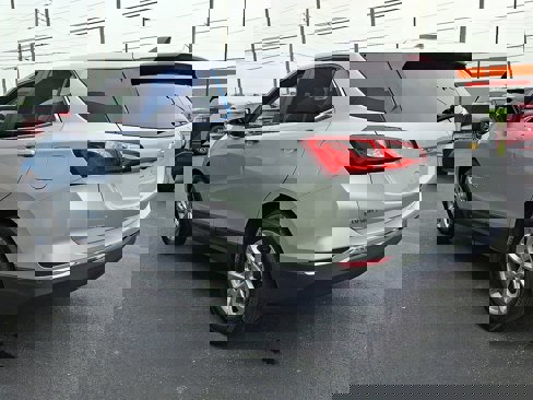 Used 2021 Chevrolet Equinox LT w/ Driver Convenience Package image 4