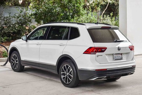 Used 2021 Volkswagen Tiguan SE w/ Panoramic Sunroof Package image 4
