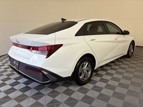 Used 2025 Hyundai Elantra SE image 3