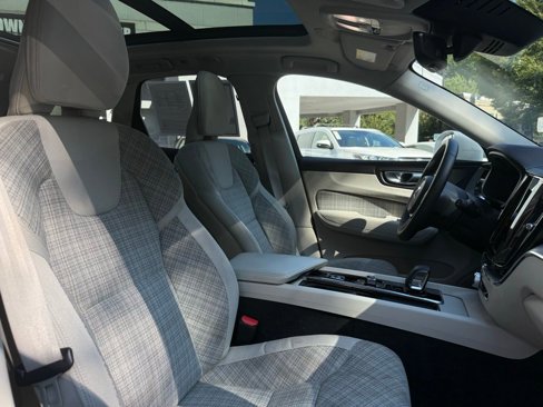 Used 2022 Volvo XC60 B5 Momentum w/ Advanced Package image 28