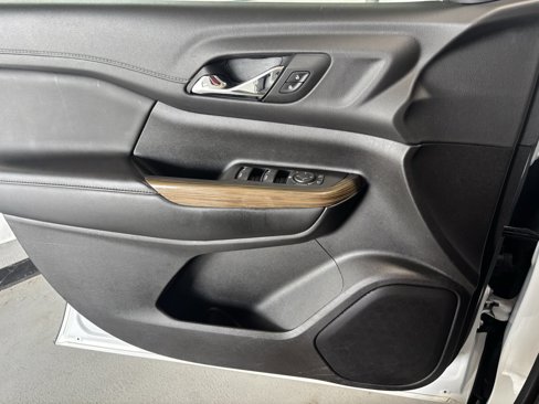 Used 2023 GMC Acadia SLE image 13