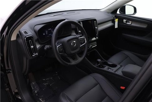 Certified 2025 Volvo XC40 B5 Core w/ Protection Package Premier image 9
