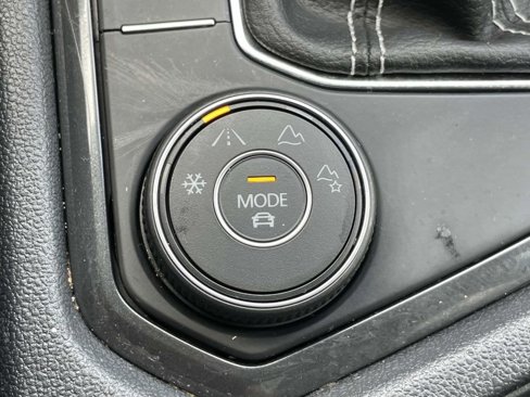 Used 2022 Volkswagen Tiguan SE image 32