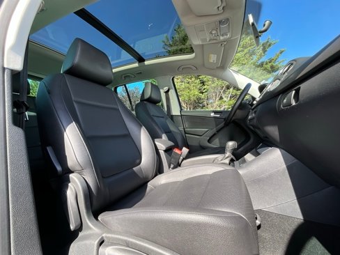 Used 2012 Volkswagen Tiguan SE image 12